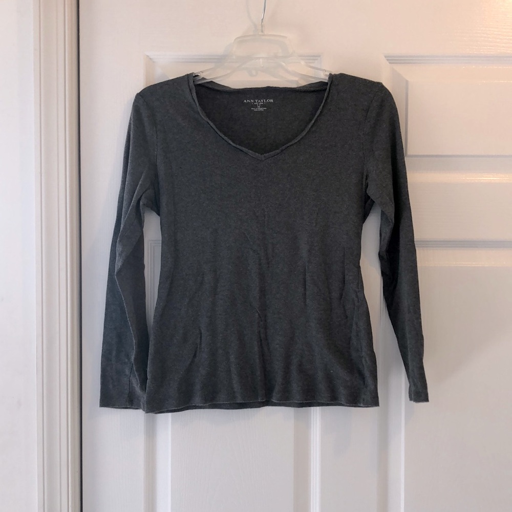 Ann Taylor vneck T shirt